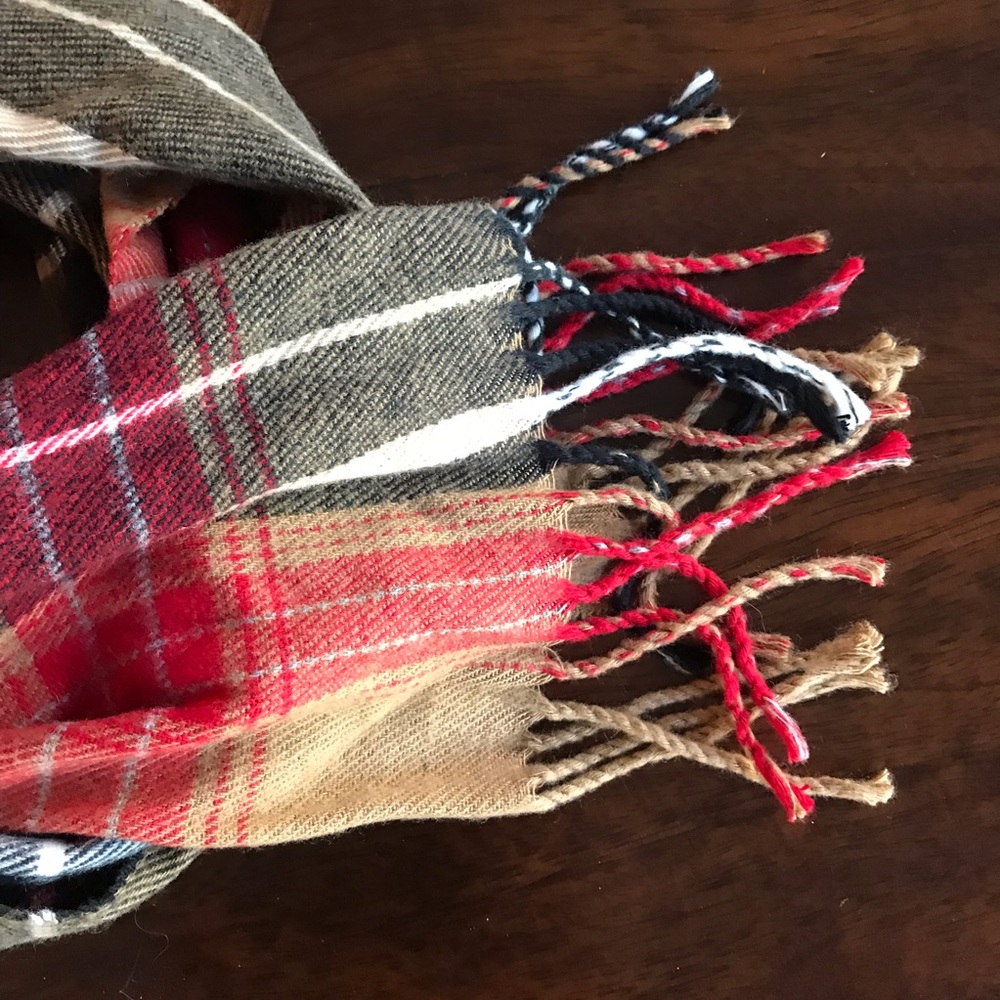 Beautiful new scarf - Picture 2 of 4
